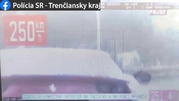 Vodič jazdil po diaľnici D1 pri Ilave na Ferrari 250-kilometrovou rýchlosťou - ponáhľal sa do Bratislavy?