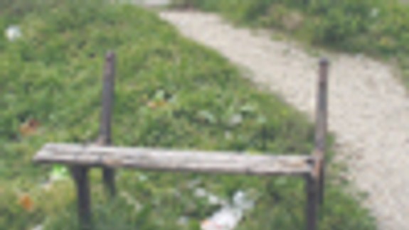 V okolí zastávky víta cestujúcich špina a neporiadok