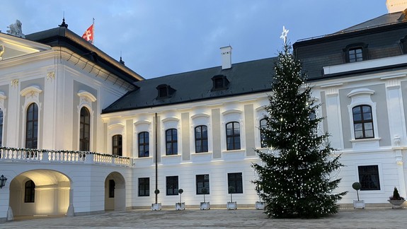 Zuzana Čaputová rozsvietila stromček pred Prezidentským palácom