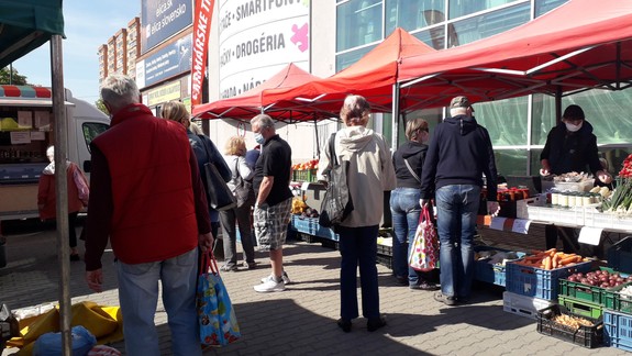 Ako zvláda uvoľnenie opatrení mini trhovisko v Bratislave? Pravidlá bezpečnosti kazia ľudia