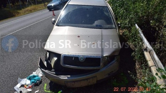 Nehoda na D2: Vodič narazil do zvodidiel na oboch stranách