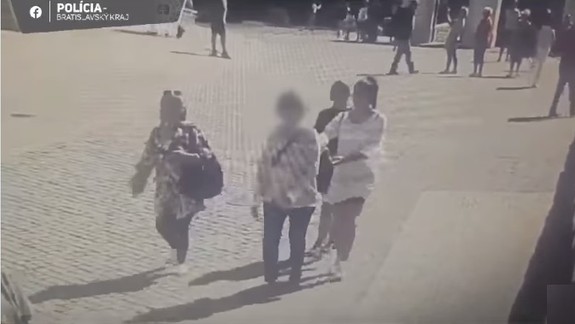 VIDEO: Zlodejky v Starom Meste zachytila kamera priamo pri čine