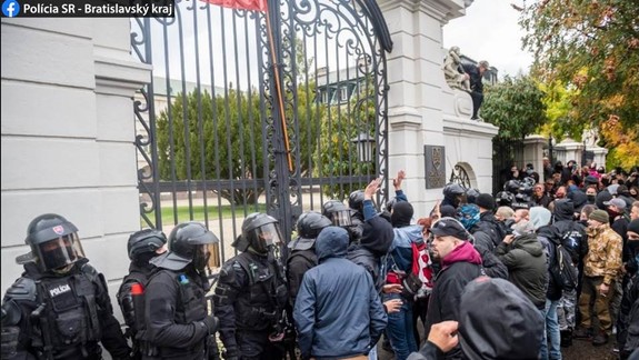 Polícia začala trestné stíhanie za útok na verejného činiteľa počas protestu