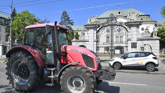 FOTO: Protestujúci farmári na traktoroch pred Úradom vlády - aké majú požiadavky?