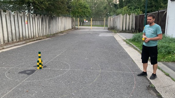 Už ste vyskúšali všetko, čo sa dá vonku hrať? Klátiky určite nie!