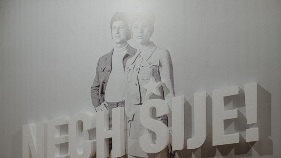 Výstavu v SNG Nech šije! spestrí dnes starý film Malá manekýnka