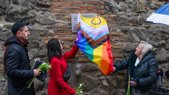 Nové komunitné centrum: Otvárajú bezpečné miesto pre LGBTI+ ľudí, pribudla i pamätná tabuľa