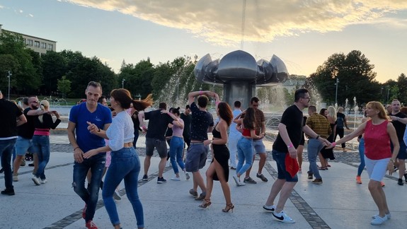 Fontána Družba prebudila život na námestí: Večer pri nej tancujú stovky ľudí