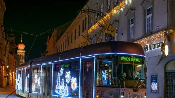 FOTO: Takto vyzerajú vianočné električky v Európe. Hlasuje sa aj za bratislavskú