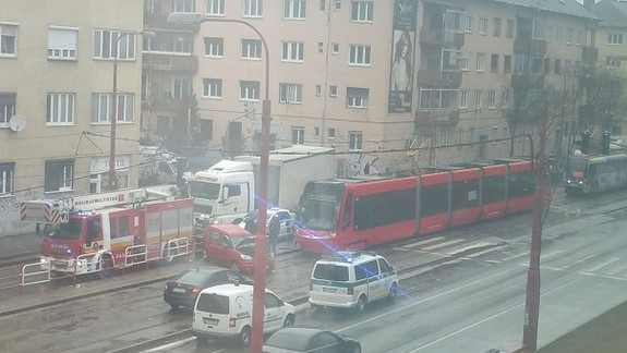 Pri Poluse električka narazila do auta a to skončilo na zastávke MHD