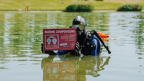 Vylovili trojkolku i bicykel: Potápači čistili dno jazera Kuchajda