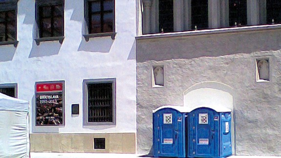 Mobilné plastové záchody nepatria pred Starú radnicu