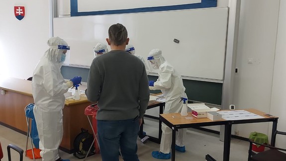 FOTO a VIDEO: V Petržalke otvorili výnimočné odberové miesto, dokáže vybaviť oveľa viac ľudí