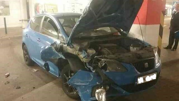 Neuveriteľné: Takto rozmlátil vodič auto v garážach nákupného centra