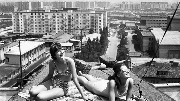 RETRO FOTO: Po rokoch sa našli dievčatá, ktoré sa v lete 1964 opaľovali na streche domu v Ružovej doline...