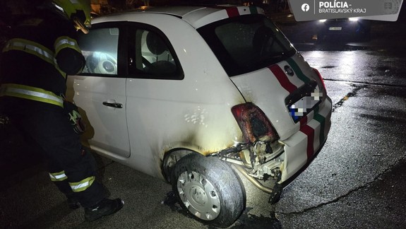 Na Kopčianskej horel Fiat, auto zrejme niekto podpálil