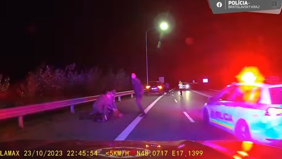 Polícia prenasledovala auto, v ktorom bolo 15 nelegálnych migrantov