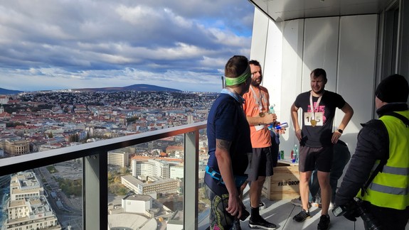 Stehná ako v ohni, v hlave radosť. Preteky v behu po schodoch prvého slovenského mrakodrapu poznajú svojich víťazov