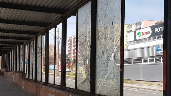 VIDEO a FOTO Odpudzujúca a rozbitá zastávka MHD v Dúbravke. Kedy sa dočká rekonštrukcie?