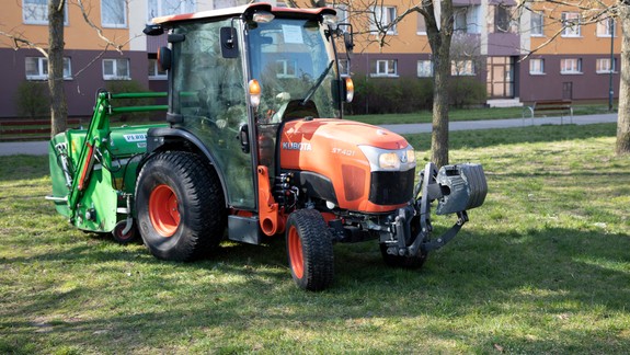 Viete, na ktorých miestach Petržalky nájdete nekosené plochy?