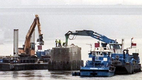 Štvrtý pilier mosta spolovice rozobrali