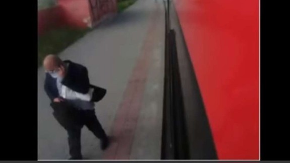 Nepoznáte ho? Policajti vyšetrujú ďalšie okradnutie seniorky o tisíce eur