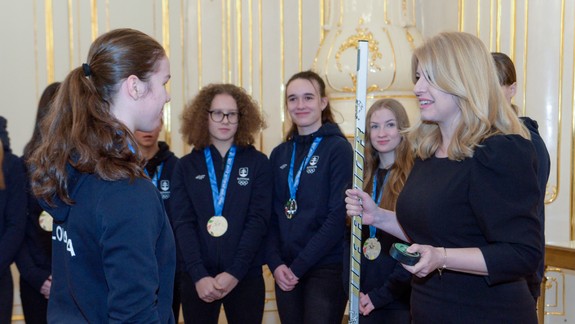 U prezidentky boli dnes strieborné hokejistky. Čaputová dostala dres Nely Lopušanovej