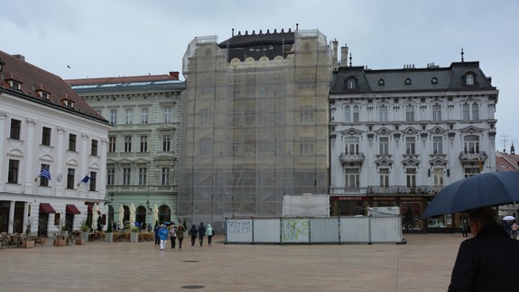 Ako napredujú opravy požiarom zničenej budovy na Hlavnom námestí?
