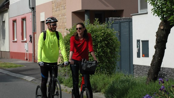 Viete, aké má kolobežka výhody oproti bicyklu? Môžete napríklad jazdiť aj po chodníku