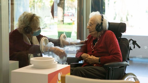 Nové opatrenia: Ani ústupok pre seniorcentrá nedovolí mnohým starkým stráviť Vianoce doma