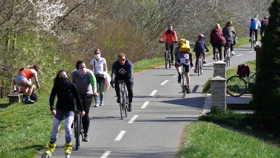 ANKETA Slnko vylákalo na vzduch mnoho Bratislavčanov. Čo na ich konanie hovoríte?