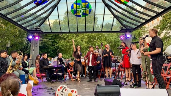 Divé maky roztancovali Hviezdoslavovo námestie,  pomôcť talentovaným rómskym deťom môžete aj vy