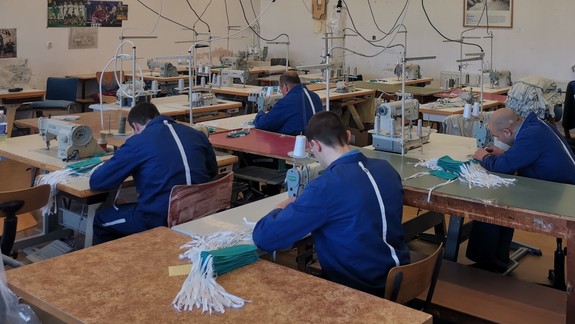 Väzni vyrobili do piatka približne 12.000 ochranných rúšok na tvár