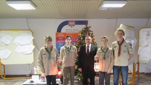 Betlehemské svetlo dorazilo aj do Ružinova. Môžete si ho odpáliť