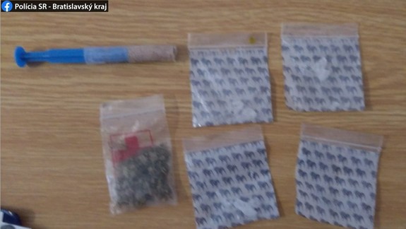 Muž, na ktorého bol vydaný zatykač, stratil doklady a tak si ich išiel vybaviť na políciu, pričom mal u seba drogy!