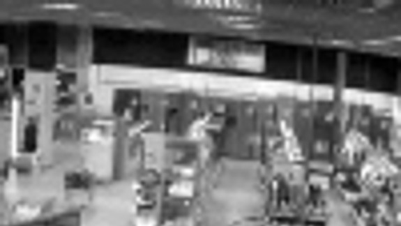 Polícia pátra po zlodejoch nápojového automatu