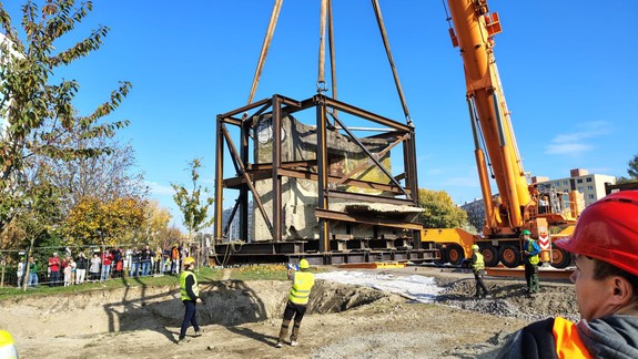 Výnimočná operácia: Protitankovú stenu v Petržalke, na trati električky, presunuli