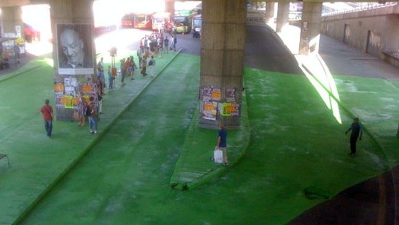 Pod Novým mostom je zelené námestie