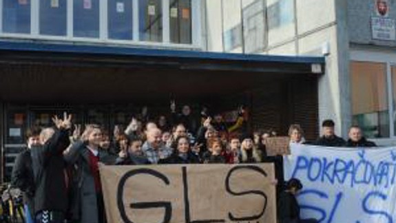 Zamestnanci Gymnázia Ladislava Sáru pokračujú v štrajku