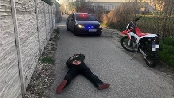 Expert na motorke: Opitý, bez prilby a jazdil napriek zákazu