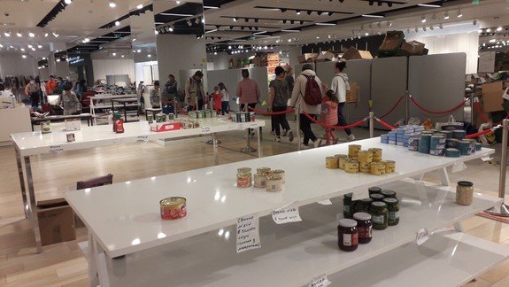 Návrat po mesiaci: Výdajňa potravín pre Ukrajincov v petržalskom Auparku schudobnela, no jedna správa je dobrá