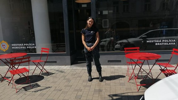 Mestskí policajti pozývajú ľudí do svojej stanice, ukazujú im vybavenie či auto