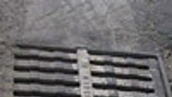 Ukradnuté poklopy prevážali na fúrikoch