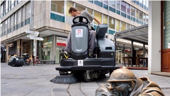 Ulice Starého Mesta čistia novou technikou