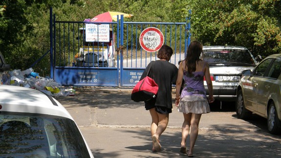 Parkovanie pri jazerách v Čunove je nebezpečné