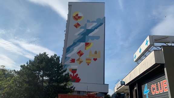 Na  petržalské paneláky sa vracajú zmiznuté monumentálne maľby. Svoju krásu odhalila už tretia