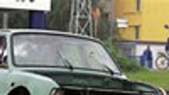 Petržalčania sa sťažujú na vraky na parkoviskách