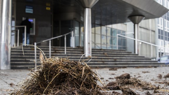 FOTO Farmári vykydali hnoj pred poľnohospodárskou agentúrou a ministerstvom: Protesty v Bratislave končia