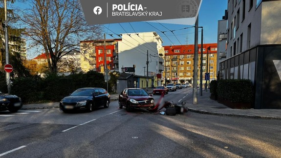 Na Svätoplukovej sa zrazilo auto s motocyklom, motorkár aj so spolujazdkyňou skončili v nemocnici