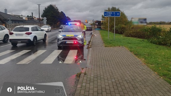 Nešťastné ráno: Autá zrazili až troch chodcov, jeden zraneniam podľahol